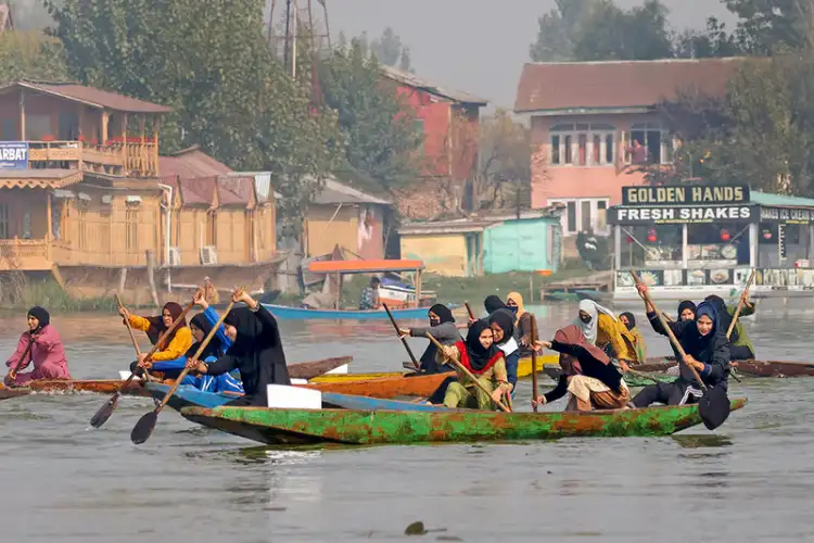 Famous Chinar Boat Race held in Dal Lake of Jammu and Kashmir