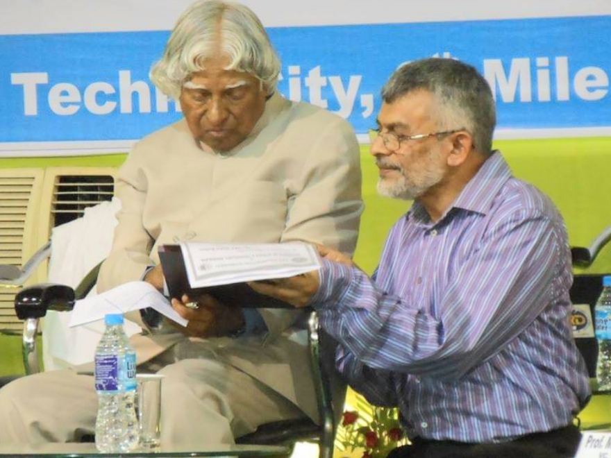 https://www.hindi.awazthevoice.in/upload/news/173306779420_In_an_interactive_conversation_with_former_President_of_India_Dr_APJ_Abdul_Kalam.jpg