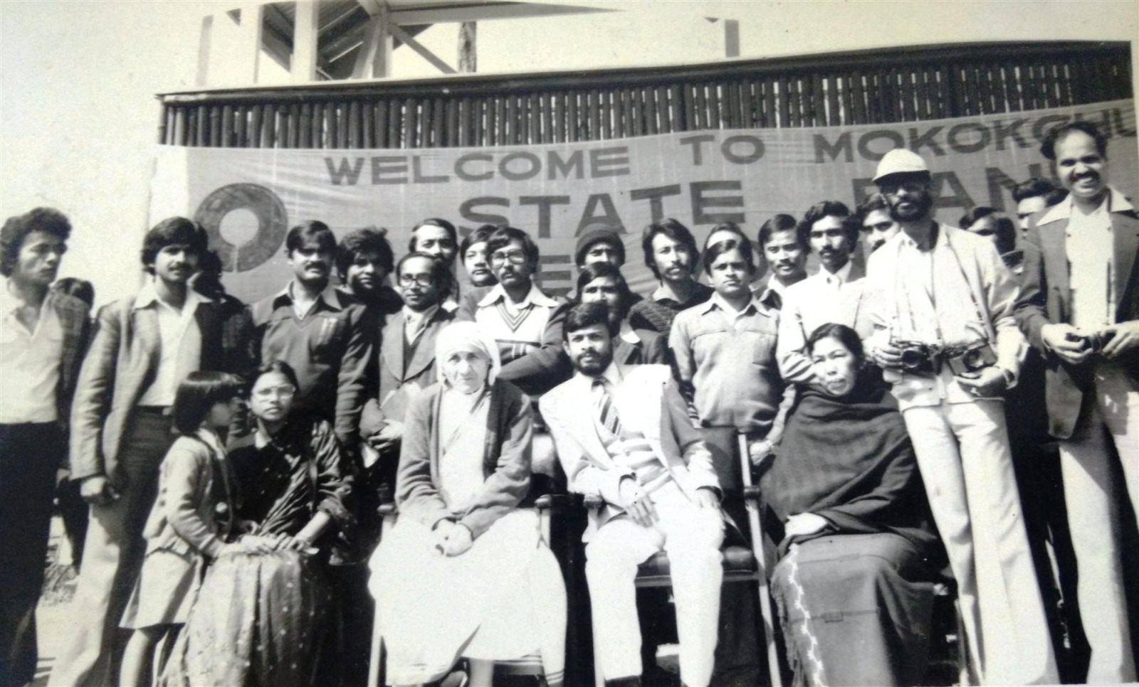 https://www.hindi.awazthevoice.in/upload/news/173306787020_Welcoming_Mother_Teresa_to_SBI,_Mokokchung_Branch_in_Nagaland_where_Laskar_(right)_was_the_Branch_Manager_in_1984..jpg