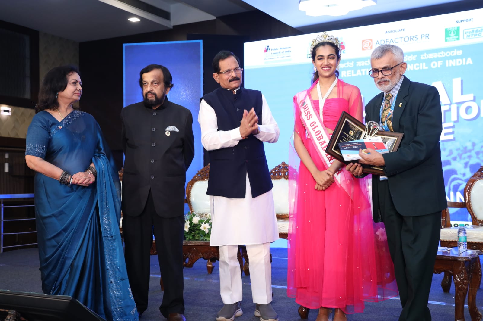 https://www.hindi.awazthevoice.in/upload/news/173306963820_Receiving_the_national_level_“Chanakya_Award”_from_Sripad_Yesso_Naik,_Union_Minister_of_State_for_Power_&_Renewable_Energy.jpg