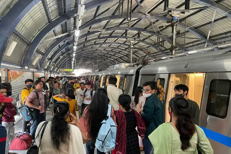Cable theft disrupts service on Delhi Metro's Blue Line, passengers troubled