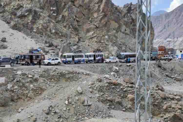 Protesters threaten to siege PoJK, angry as talks stall