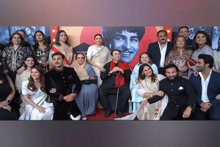 Kapoors pose together for a family picture, fans call it 