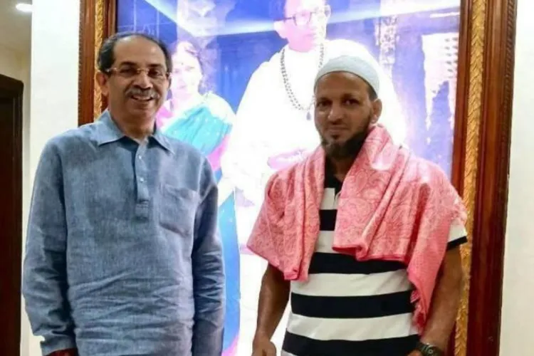 Uddhav Thackeray honored Aarif Bamne who saved the survivors of the Neelkamal boat accidentआरिफ बामने को किया सम्मानित 