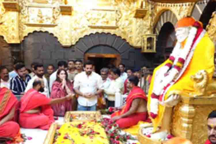 Zaheer Khan along with his wife visited the Samadhi of Shri Sai Baba