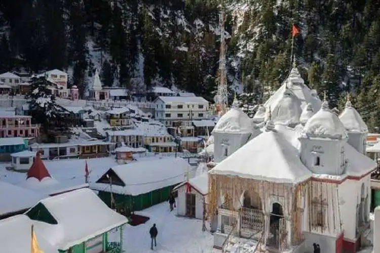 Snowbound Manali shivers at 0.2 degrees Celsius; more snowfall in store in Himachal 