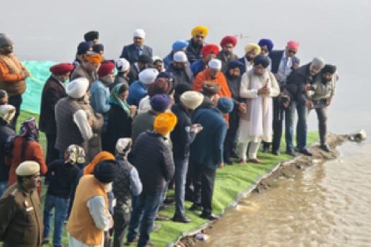 Gandhi family and Congress leaders did not attend the immersion of former PM Manmohan Singh's ashes, BJP alleges