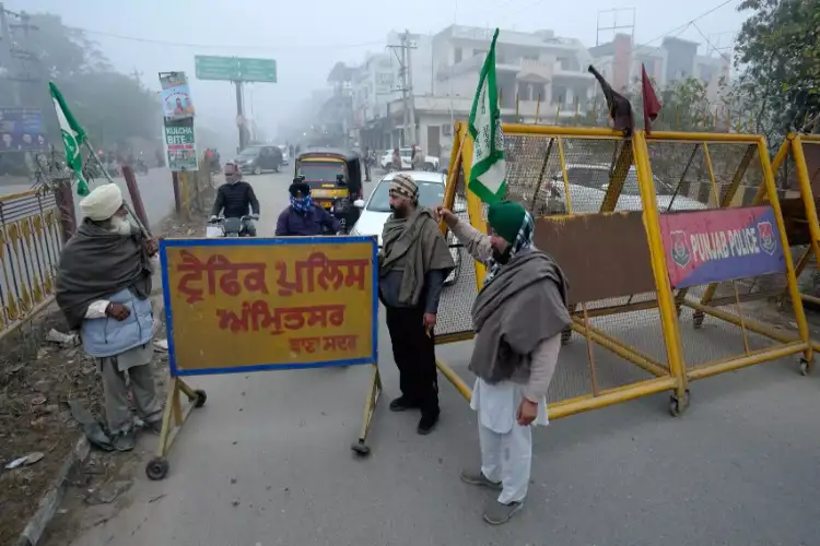 Effect of bandh seen in Punjab, farmers block roads, emergency services open