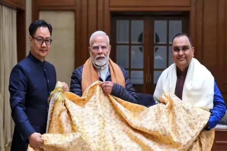 Union Minister Kiren Rijiju offers 'chadar' at Nizamuddin Dargah ahead of Ajmer Sharif visit