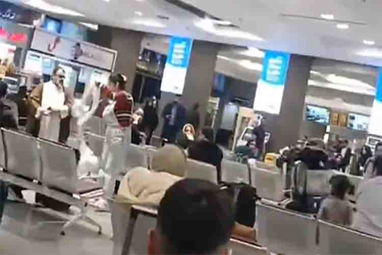 Iran: Woman takes off cleric's turban and wears it as a hijab