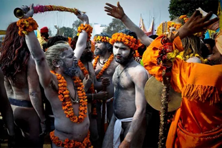 महाकुंभ : त्रिवेणी तट पर नागा साधु बने आकर्षण का केंद्र