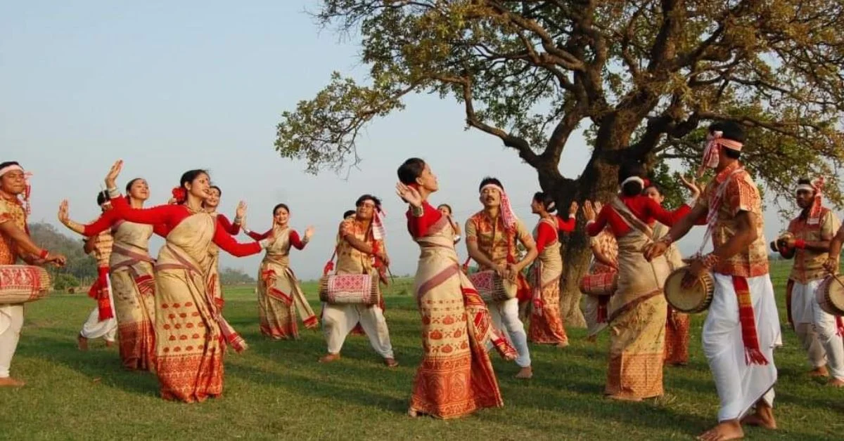https://www.hindi.awazthevoice.in/upload/news/173711407817_Be_it_Hindu_or_Muslim,_everyone_gets_lost_in_the_festival_of_brotherhood_and_tradition,_Magh_Bihu_7.webp