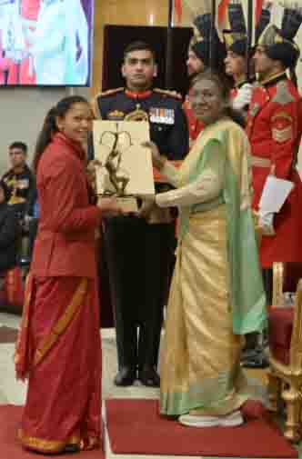 https://www.hindi.awazthevoice.in/upload/news/173712098027_Hockey_captain_Salima_Tete_awarded_Arjun_Award,_Governor_and_CM_said_-_a_proud_moment_for_Jharkhand_3.jpg