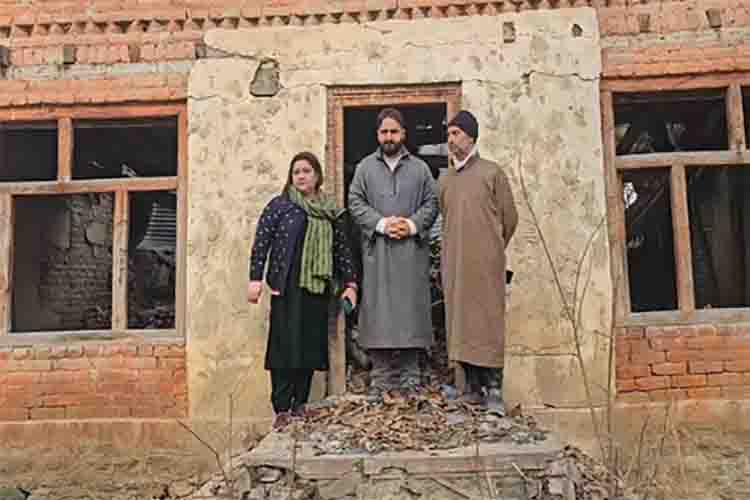 Anita Pandita visit a abandoned home in Budgam