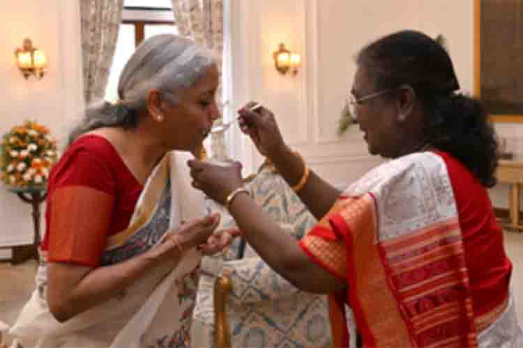 Finance Minister eat curd-sugar from President Murmu's hands 