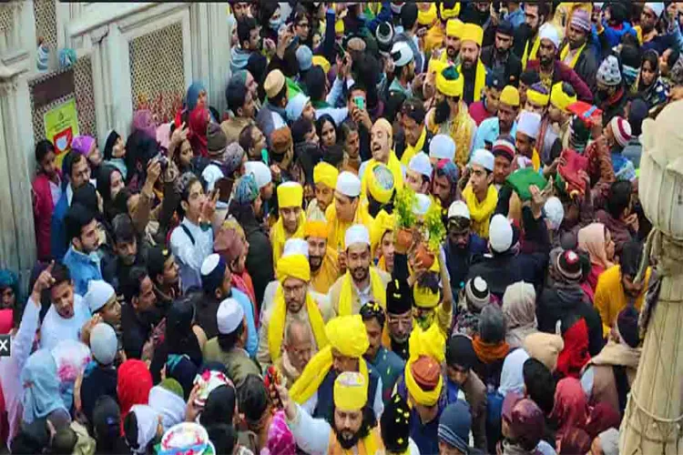 How do Muslims in India, Bangladesh and Pakistan celebrate Basant Panchami?