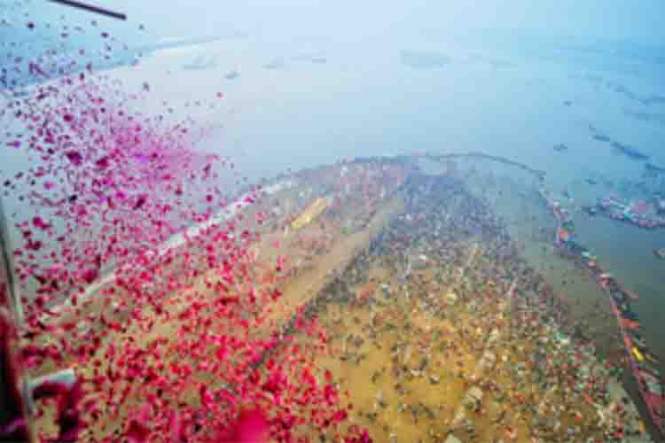Mahakumbh: Holy bath on Basant Panchami, flowers showered on saints from helicopter