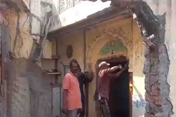 Meerut: Mosque became an obstacle in the Rapid Train route, Muslim brothers started demolishing it themselves