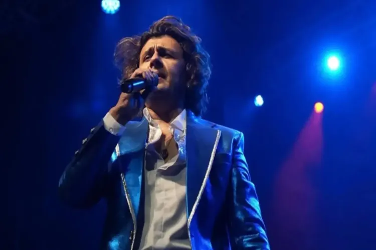 Why did Sonu Nigam cry while performing on stage?