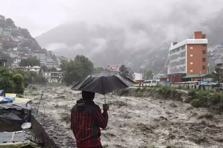 Himachal Pradesh: Heavy rain and landslide affects life in Kullu, people say administration did not help on time