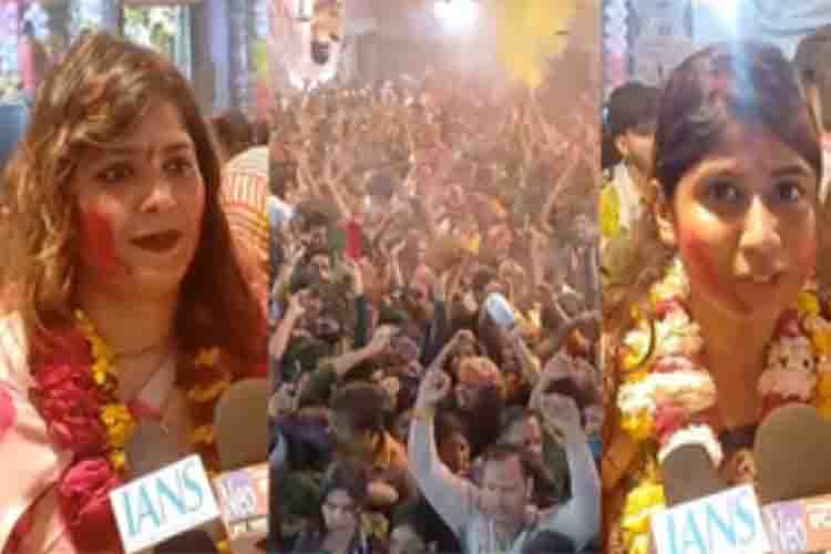 Mathura: Holi begins at Radha Damodar temple, devotees apply gulal to each other
