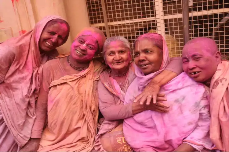 Vrindavan: Widowed mothers played Holi with flowers and gulal at Gopinath temple, gave the message of unity and love