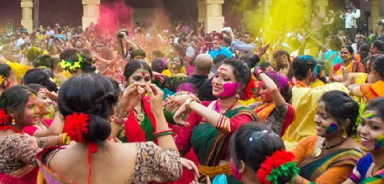 Holi is unique in Bengal, people of every religion celebrate Dol Utsav