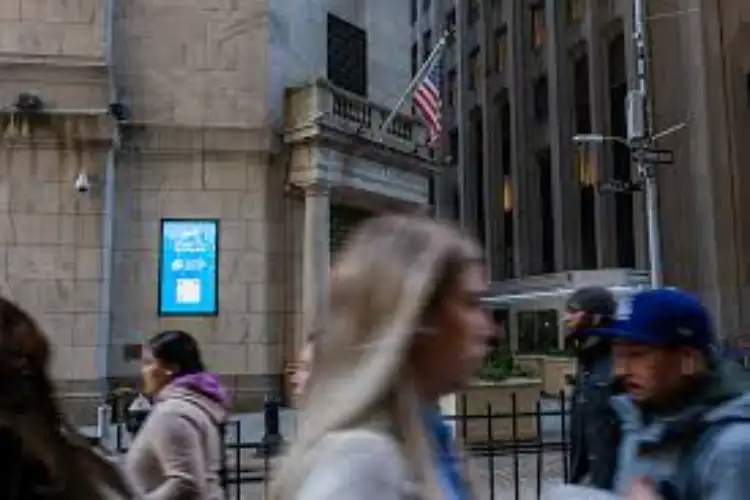 US consumer sentiment slumps for third month in a row amid tariff chaos