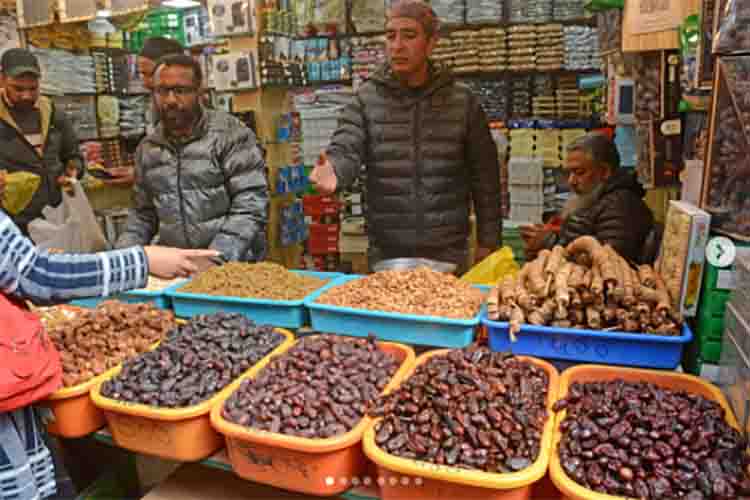 https://www.hindi.awazthevoice.in/upload/news/174221521728_Consumption_of_Saudi_dates_rises_in_Kashmir_during_Ramadan_3.jpg