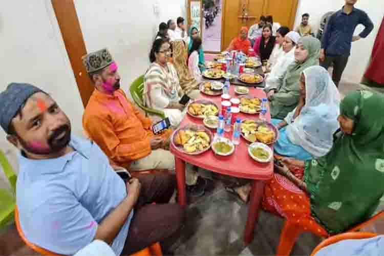 Varanasi: Iftar of the Rozedars and Holi Milan of the Huriyars happened together