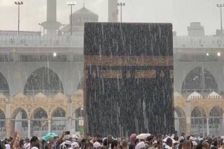 Tawaf of Kaaba during rain in Mecca, video viral