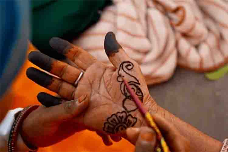 Eid: Ulema-e-Akram said, women should not get mehendi applied by non-Muslim boys