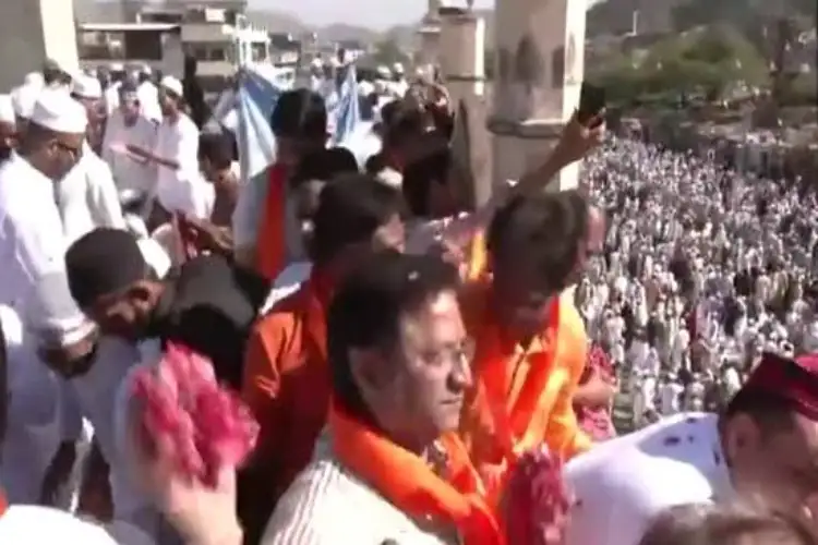 Hindu men shower flowers on Muslims celebrating Eid in Jaipur