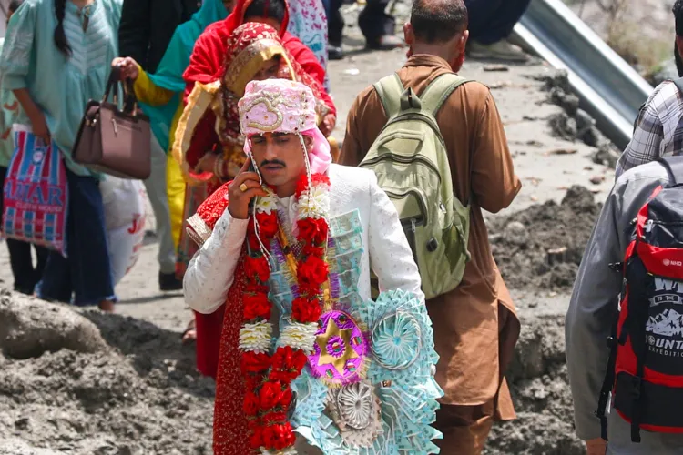 Jammu Srinagar National Highway closed due to landslide, bride and groom crossed the road in an interesting way