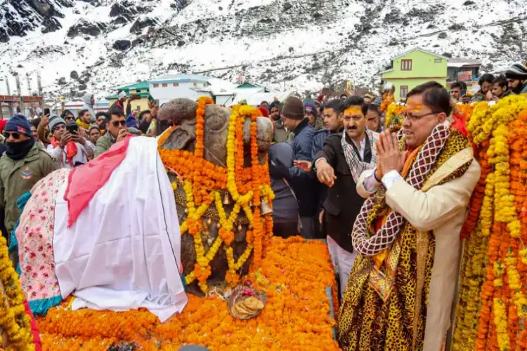 CM Dhami distributes Bhandara, offers prayer at Kedarnath