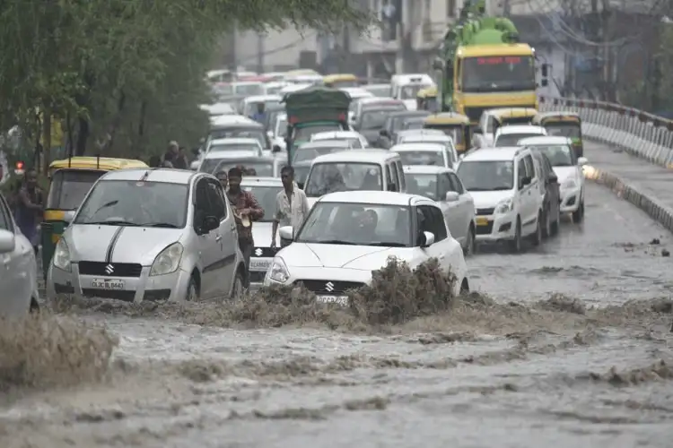 Traffic jams in many parts of Delhi due to heavy rain