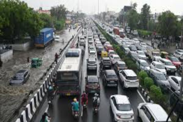Waterlogging and traffic jams in Gurugram after heavy rains