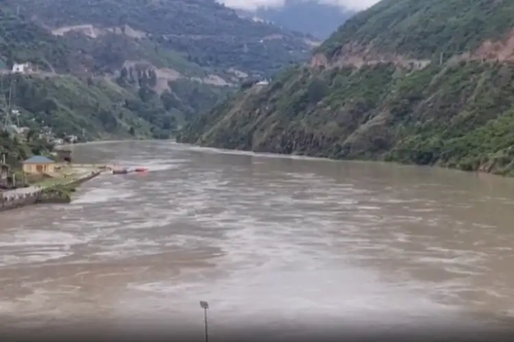 Chenab water level rises amid heavy rainfall