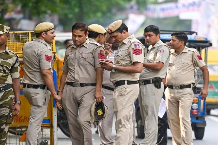 Delhi: Police busted international vehicle theft gang and arrested eight people