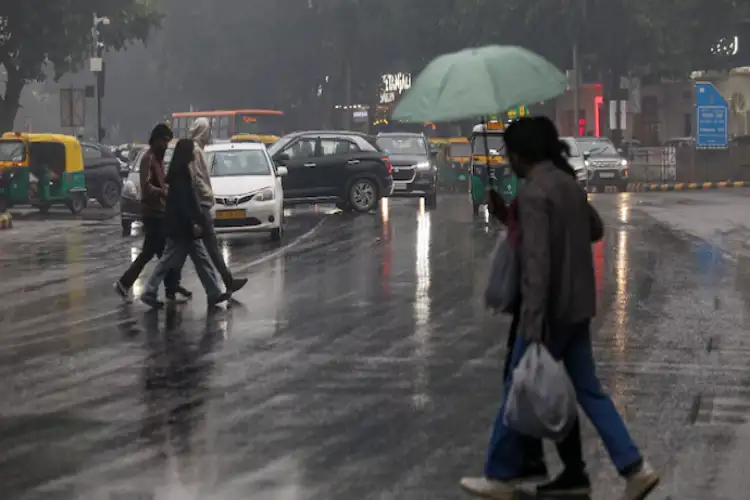 Delhi min temp 22 deg Celsius, light rain likely