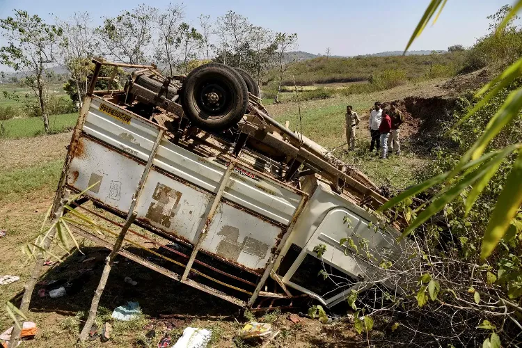 One person died and 20 were injured when a pickup vehicle overturned in Pandhurna district of Madhya Pradesh