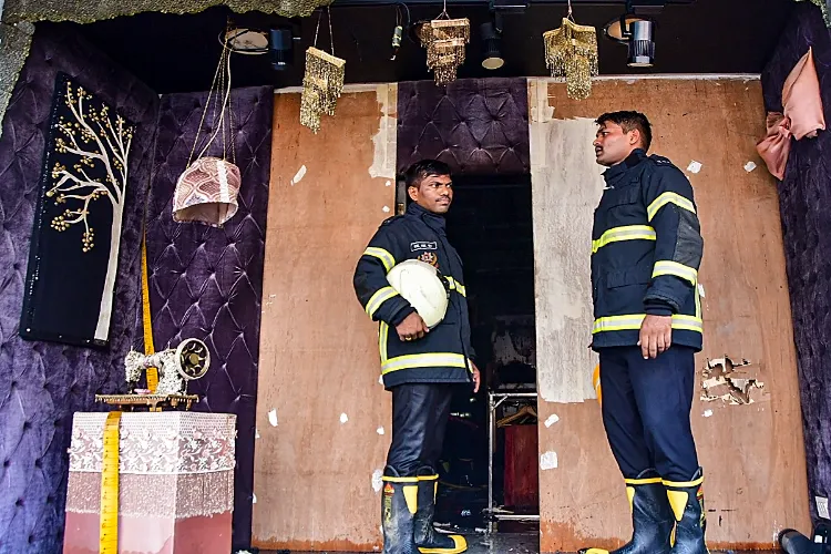 Fire breaks out at a clothing showroom in South Mumbai; eight people rescued