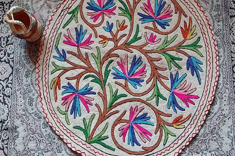 Kashmiri crafts dazzle at Global Tech Summit