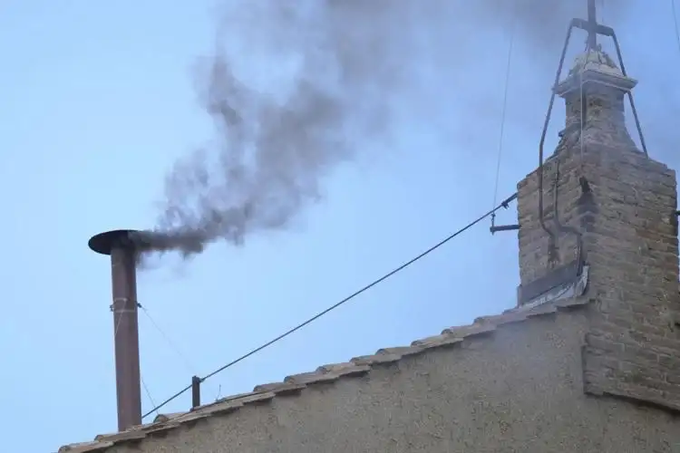 Black smoke came out of the chimney of Sistine Chapel again, new Pope could not be selected