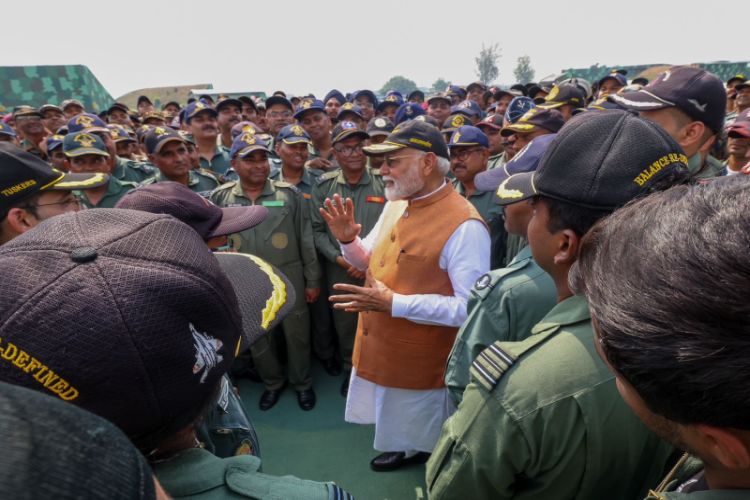 PM Modi met the soldiers who taught a lesson to Pakistan, see their enthusiasm in the pictures