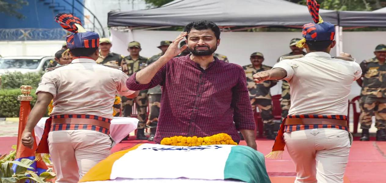 शहीद पिता इम्तियाज को श्रद्धांजलि देते बेटे इमरान रजा
