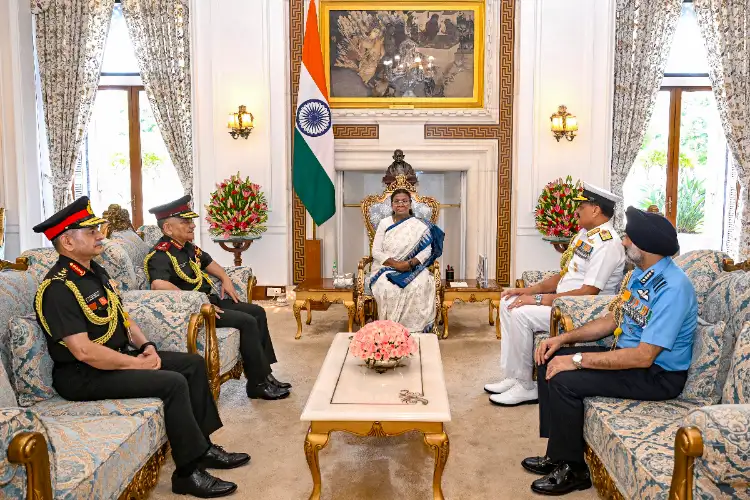 CDS Chauhan, the chiefs of the three wings of the army briefed the President on 'Operation Sindoor'
