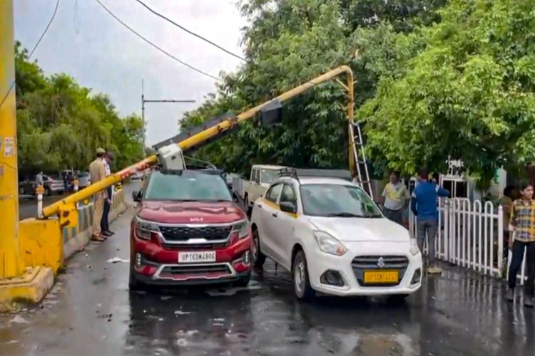 Rain, dust storm in Delhi; rain likely again at night