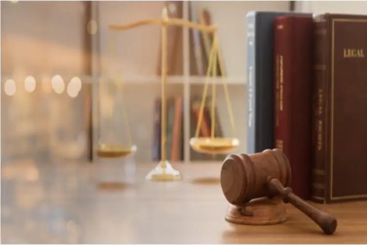 Fresh law graduates cannot appear in judicial services exam: SC