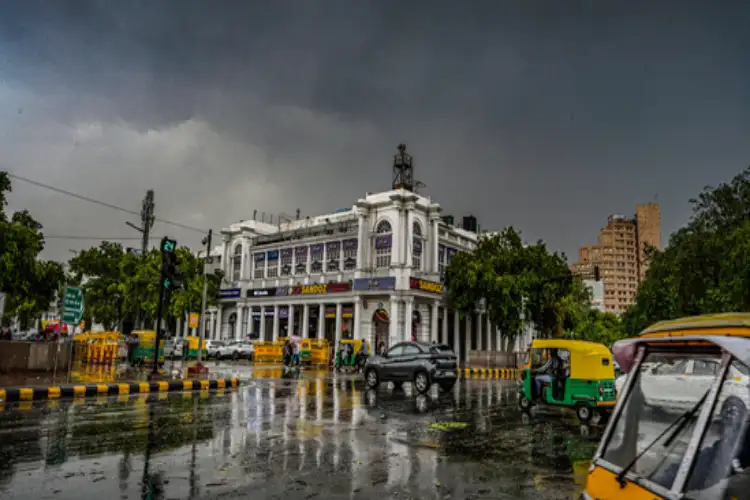 Delhi records low of 28.4 deg C; thunderstorm, rain forecast for weekend
